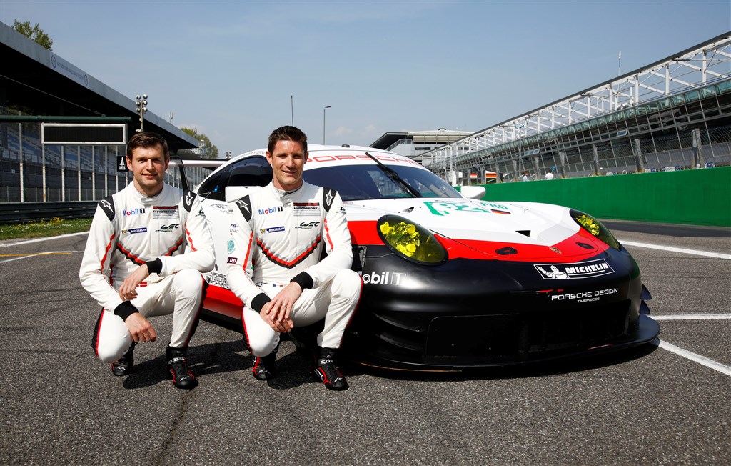 Michael Christensen og franske Kévin Estre foran deres Porsche 911 RSR med #92
(Foto: Porsche PR)